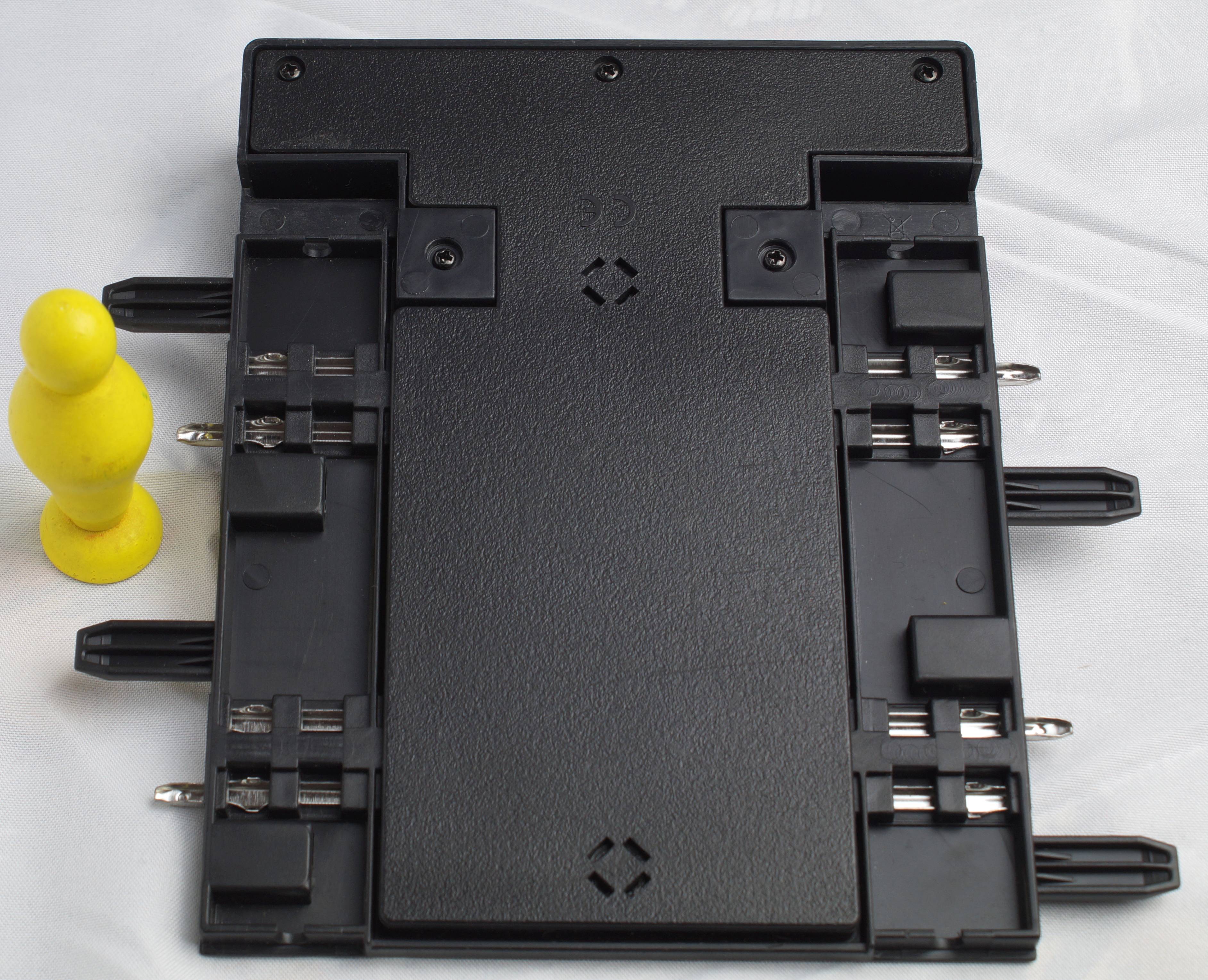 Anschlussschiene mit vier Anschluessen