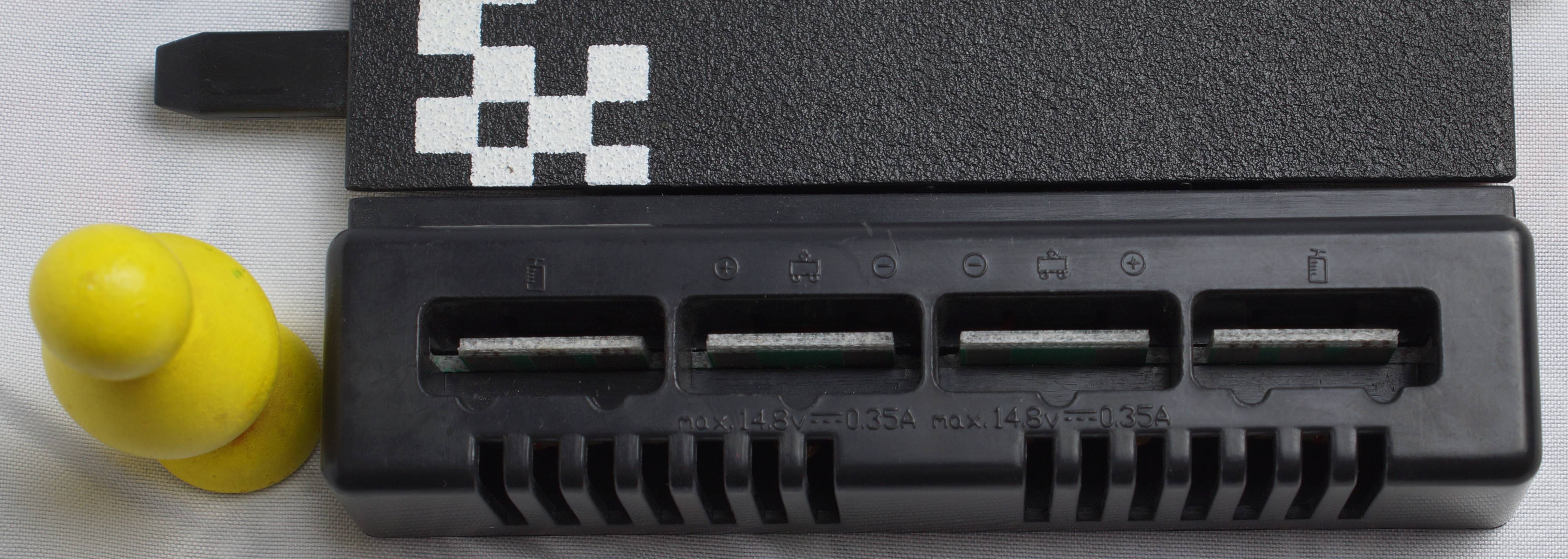 Anschlussschiene mit vier Anschluessen